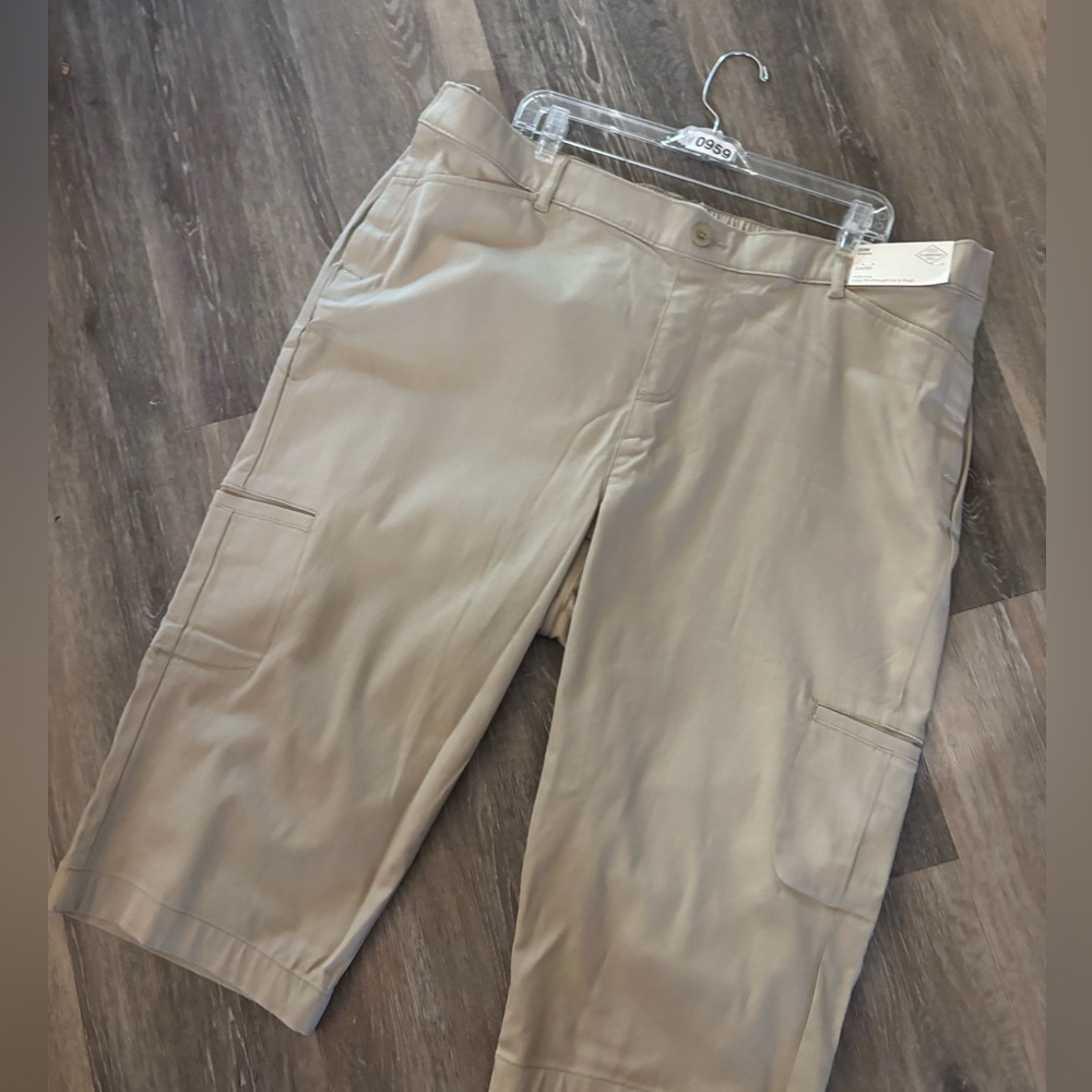 Woman’s St John’s Bay Light Khaki Cargo Capris Sz 20W NWT